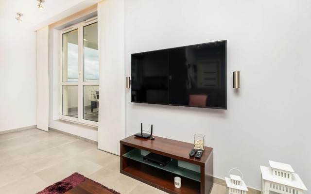 City and Sea View Apartment by Renters