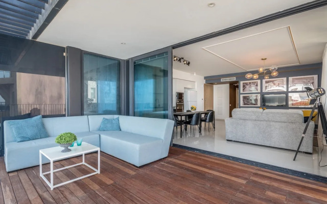 Front of Beach -Luxurious Residence