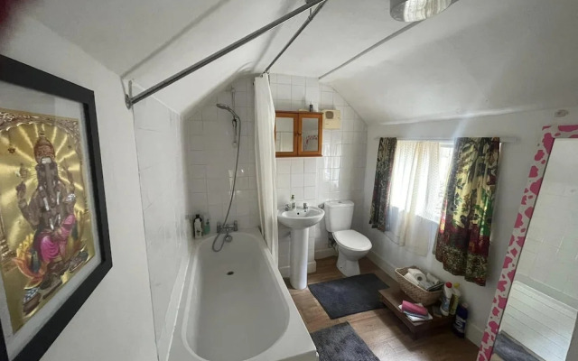 Glastonbury 2-bed House, Sleeps 6 & Pet Friendly