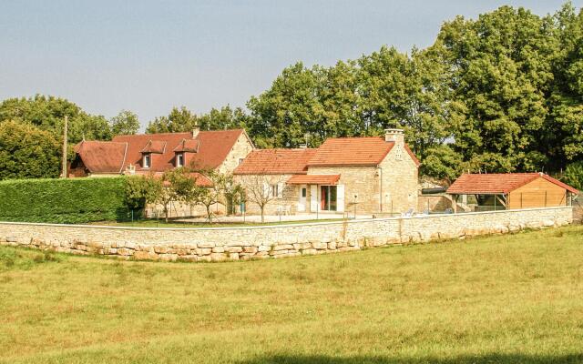 Beautiful Holiday Home in Cressensac with Swimming Pool