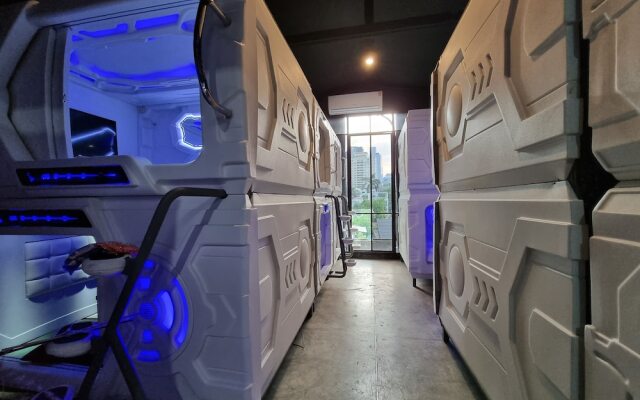 MET A Space Pod Phrom Phong