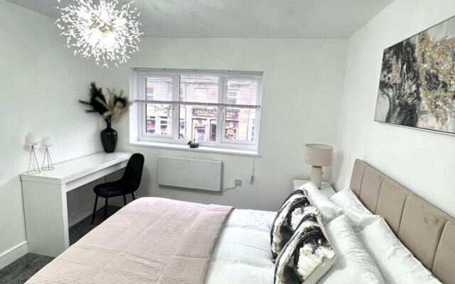Luxury 2-bed Apartment Lindley Huddersfield