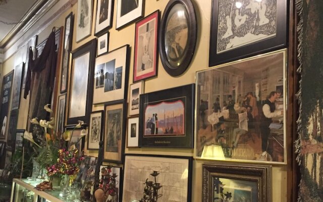 1870 Banana Courtyard French Quarter B&B