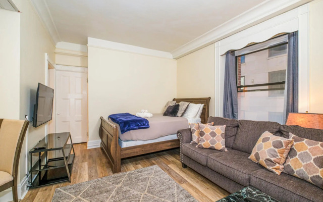 Cozy Studio + Train | Theatre District | Evonify