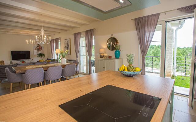 Vita 5 in Visnjan with 4 bedrooms and 4 bathrooms