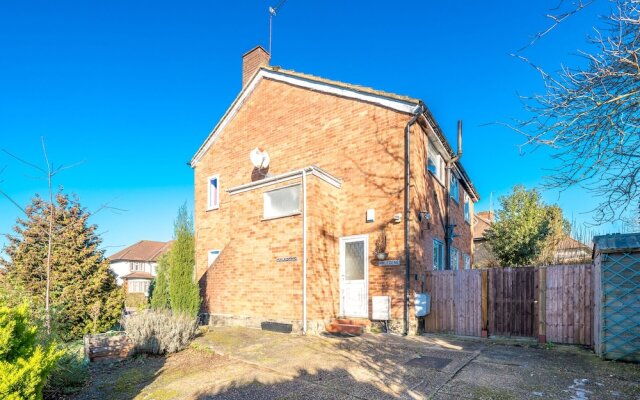 Madika Homes Stunning 2-bed Apartment in Edgware