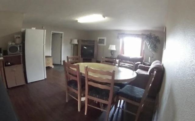 Outpost Motel & Kitchenette Suites