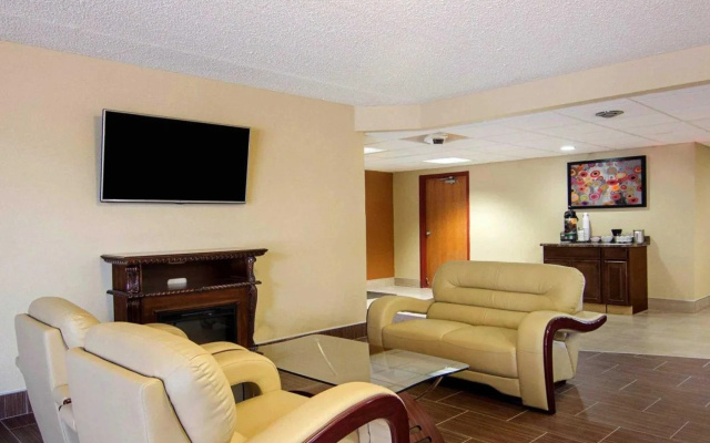 Super 8 by Wyndham Sturtevant/Racine