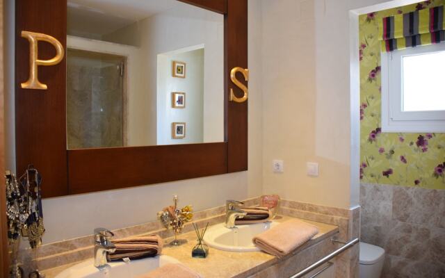 Semi Detached Townhouse Near The Beach