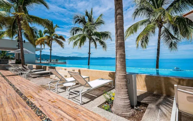 Oceanfront 1BR With Balcony - Sea View Pools