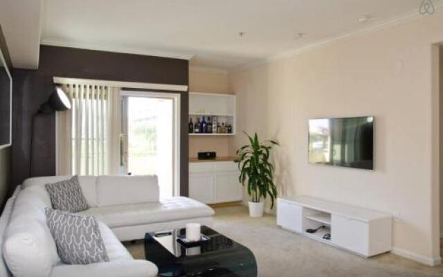 Luxury Apartment Near The Grove