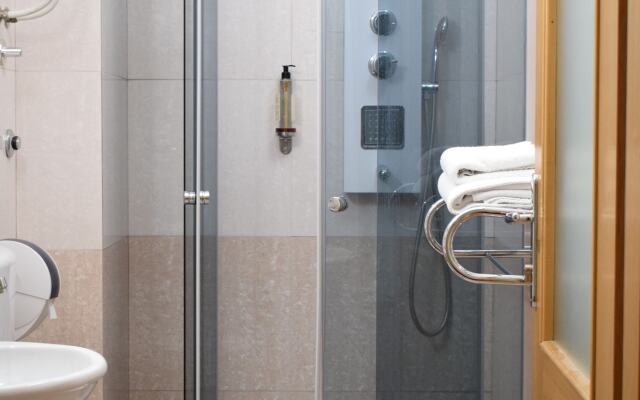 Hotel Aristocrat & Fish Restaurant