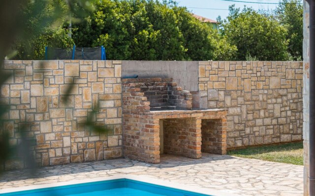 Amazing Home in Liznjan With Wifi and 2 Bedrooms