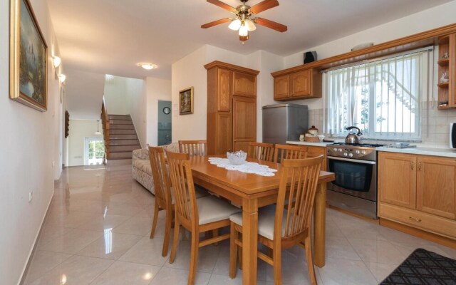 Nice Home in Poljana With Wifi and 4 Bedrooms