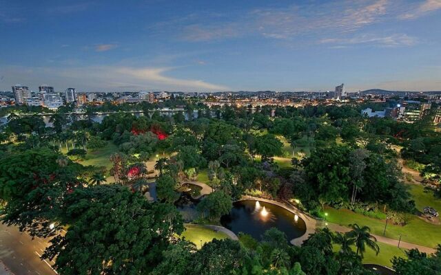 CBD Luxury Oasis, Botanical Gardens & River Views