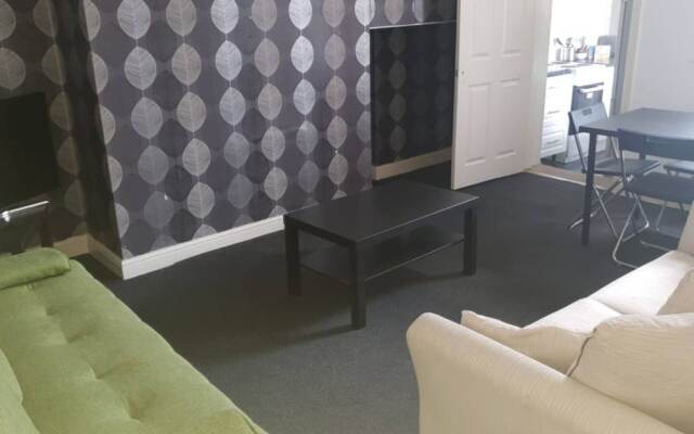 Gateshead's Amethyst 3 Bedroom Apt, Sleeps 6 Guest