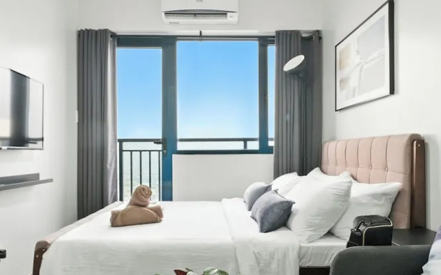 Room-sleek Studio With City Views on the