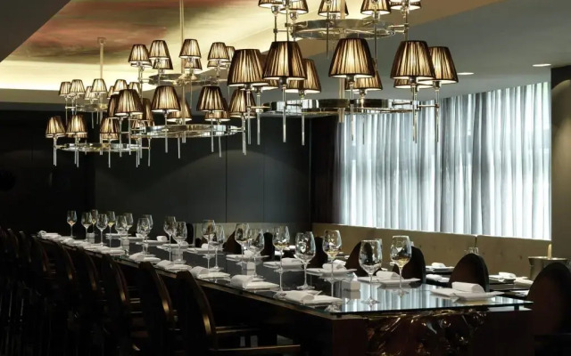Roomers Frankfurt Central, Autograph Collection