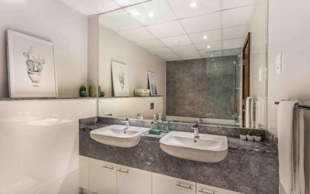 Lux 2B Apt Dubai Canal Water View