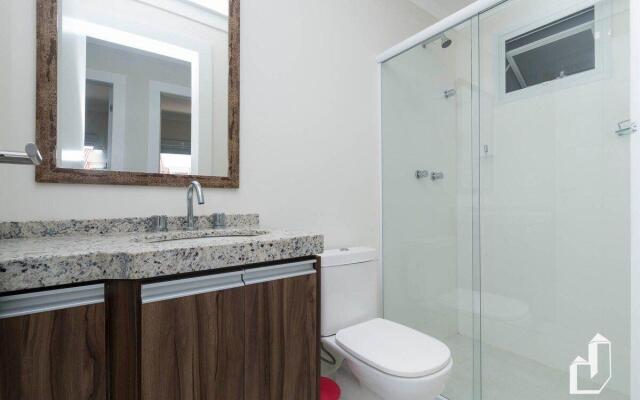 Apartamento com 03 dormitórios meia quadra do mar