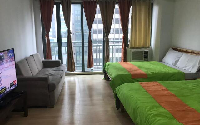 Studio Staycation w/ 2 queen across Shangrila Mall