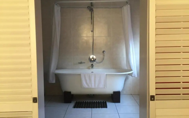 Arkenstone Frys Guesthouse And Restaurant