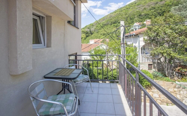 Chic Studio Flat With Balcony Near Beach in Tivat