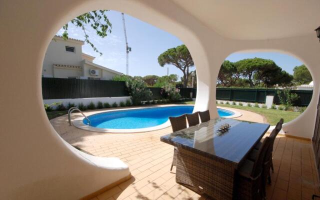 Charming 3-bed Villa With Pool in Olhos de Agua