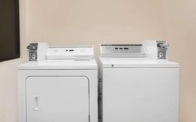 Days Inn by Wyndham Hobbs