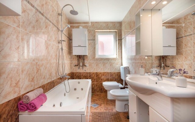 Stunning Home in Fazana With Wifi and 5 Bedrooms