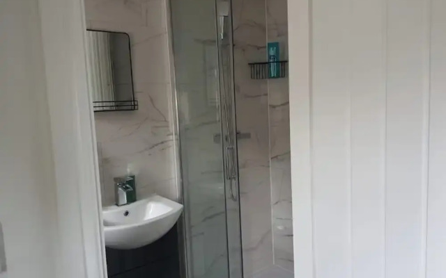 Private Room - Ensuite Bathroom - Free Parking