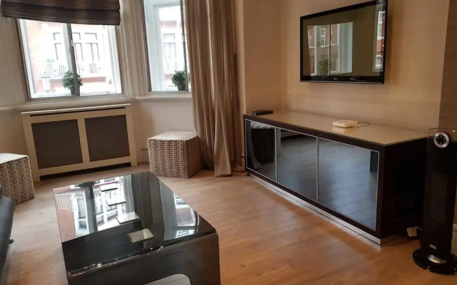 Hans Crescent Apartment