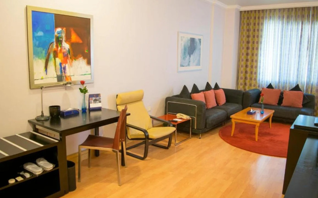 Corniche Hotel & Suites