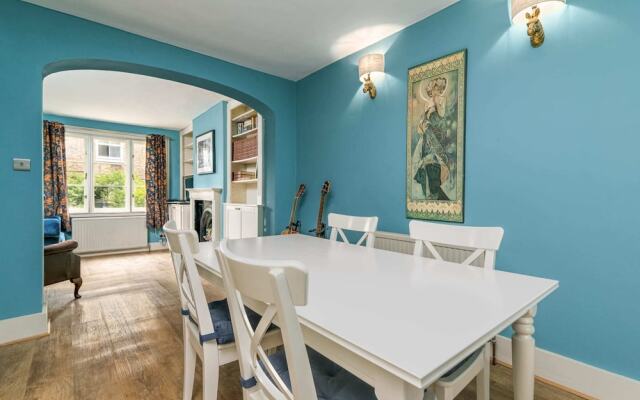 Marvelous 3BR Kennington House w Garden by GuestReady