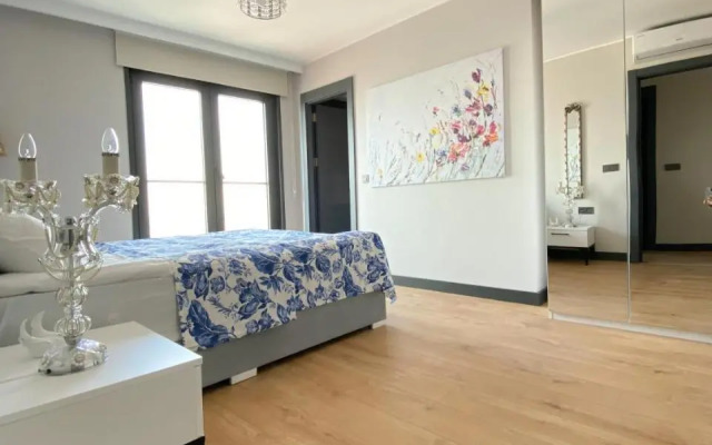 Luxury Duplex with Terrace Apartment by Siena Suites