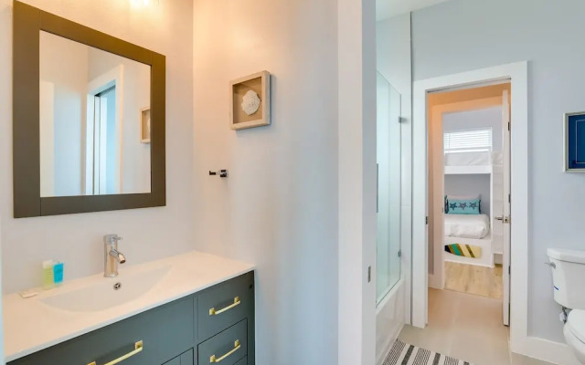 Steps to Beach: Vibrant House in Galveston!