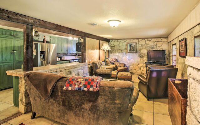 Countryside Cottage: 17 Mi to Downtown San Antonio