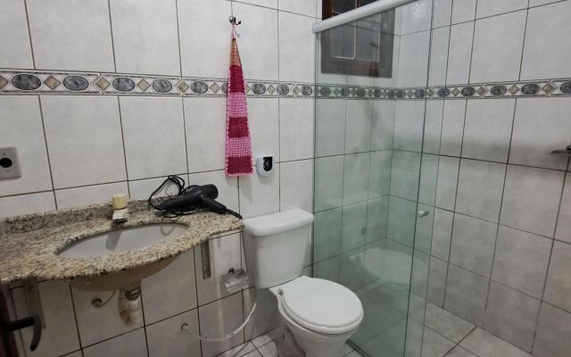 4 quartos espaçosos c/churrasqueira e praia a 150m