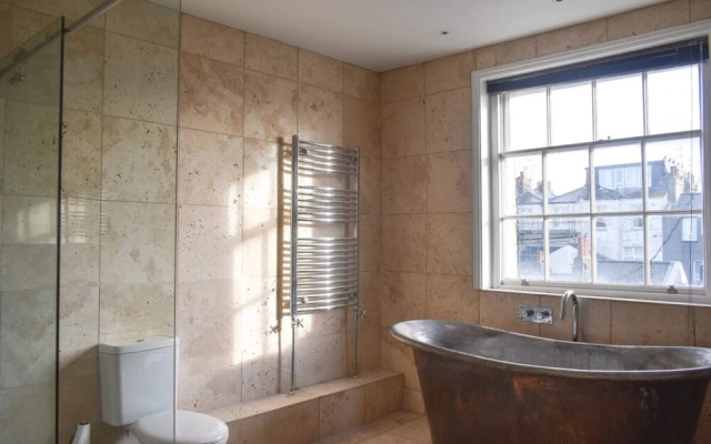 Stylish & Spacious Studio Next to Beach