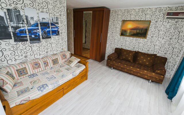 Apartment on Trekhgornyy val 1