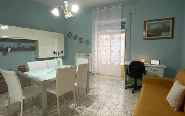 Appartamento con due stanze, bagno e cucina