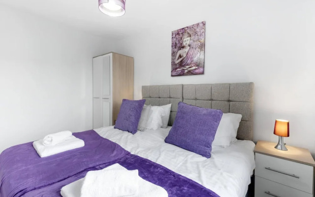 Spacious 4bedroom House-01 in Farnham Royal Slough