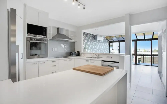 Parnell Vista 2BR Apartment with Seaview