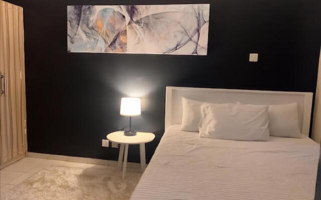 Peaceful and Lovely 1 bedroom with a city view.