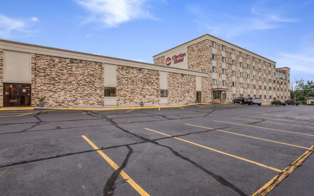 AmericInn & Suites By Wyndham Baraboo Event Center
