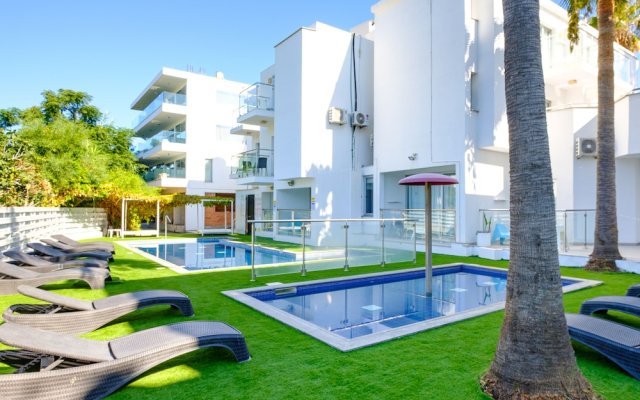 Rio Gardens - Chic 1-bdr Apt by the Pool
