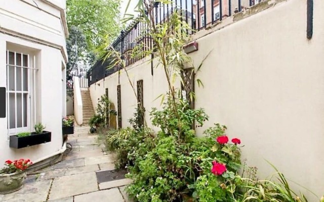 Light and Open 2 Bedroom Flat by Gloucester Road