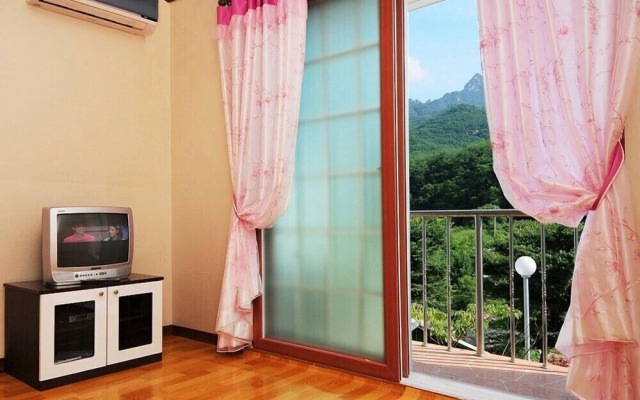 Songnisan Mountain White