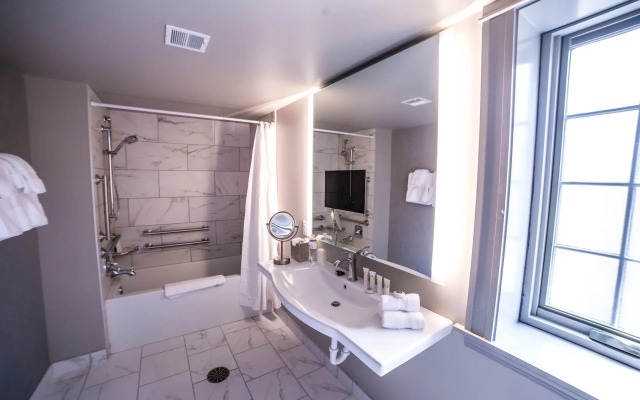 Seven Gables, St. Louis West, a Tribute Portfolio Hotel