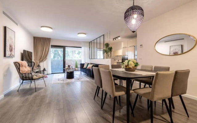 King David Residence Luxury 4 BD/Pool/Gym/Parking